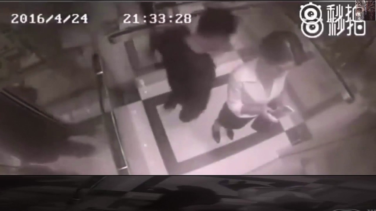 Tacizci adama asansörde tekme tokat dayak