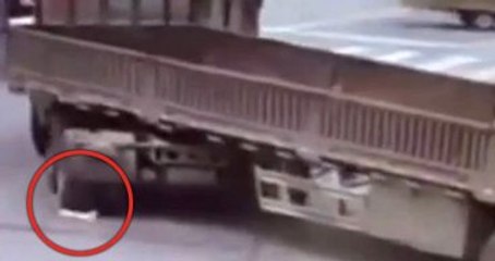 Bisikletiyle TIR'ın Altında Kaldı, Burnu Bile Kanamadan Ayağa Kalktı