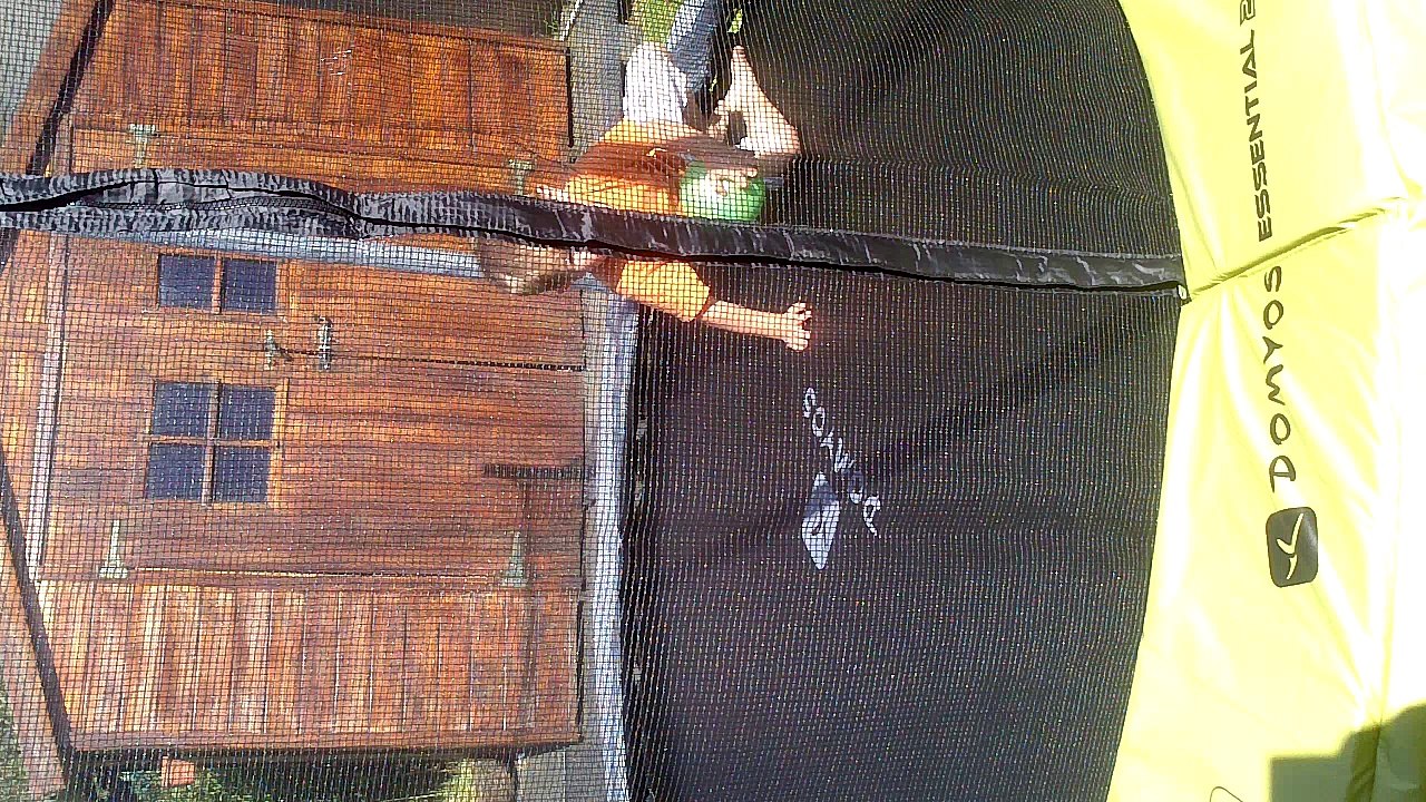 Elias fait du trampoline