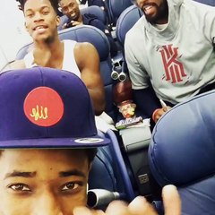 Carmelo Anthony boude pendant que Jimmy Butler et Kyrie Irving chantent