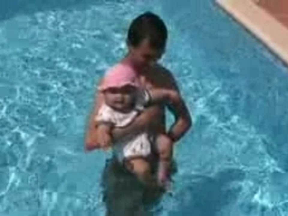 Dans la piscine avec papa!