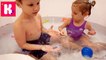 В огромной ванной Животные и водяные бомбочки Макс и Катя забросали папу водой игрушки для воды новое видео канала 2016