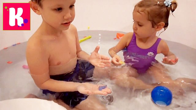 В огромной ванной Животные и водяные бомбочки Макс и Катя забросали папу водой игрушки для воды новое видео канала 2016