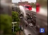 میٹرو پل پر بارش کا پانی نیچے گزرنے والے راہگیروں پر برسنے لگا۔ویڈیو ڈان نیوز