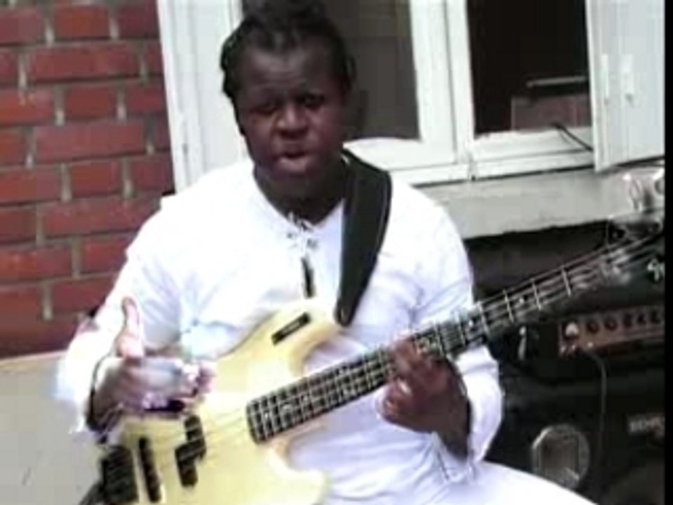 Bisou Bass, Solo Basse à Vincennes (CAMEROUN)