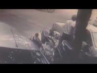 下载视频: CCTV footage | Delhi's super thief steals car