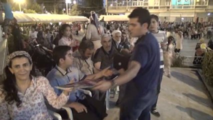 Aa'nın "Dakika Dakika Fetö'nün Darbe Girişimi" Kitabı Vatandaşlara Dağıtıldı