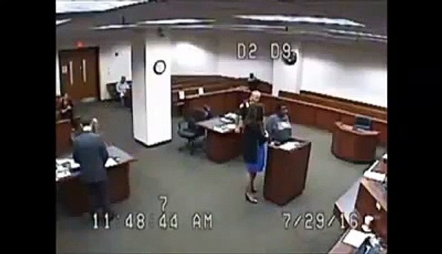 Une accusée privée de pantalon sauvée par une Juge au procès