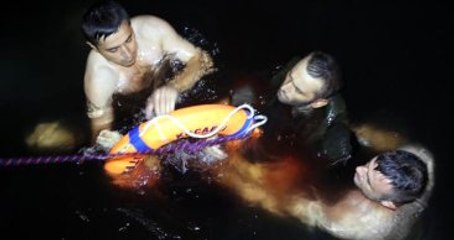 Bıçakla Boğazını Kesti, Denize Atladı