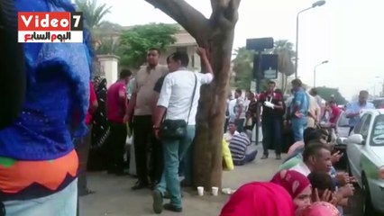 بالفيديو.. زحام شديد للمتقدمين لوظائف الشهر العقارى بمدرسة السعيدية