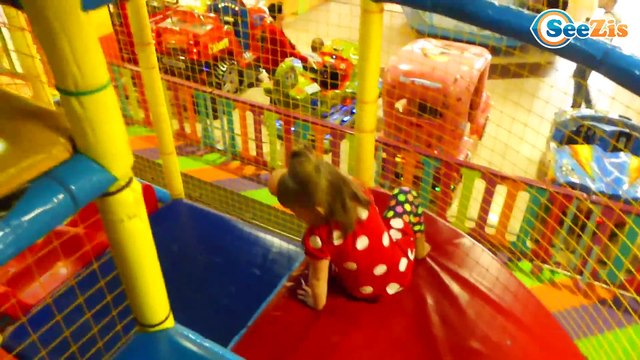 Кукла Ненуко. Ника в Детском Развлекательном Центре. Прыгаем на батутах. Видео для детей. Nenuco