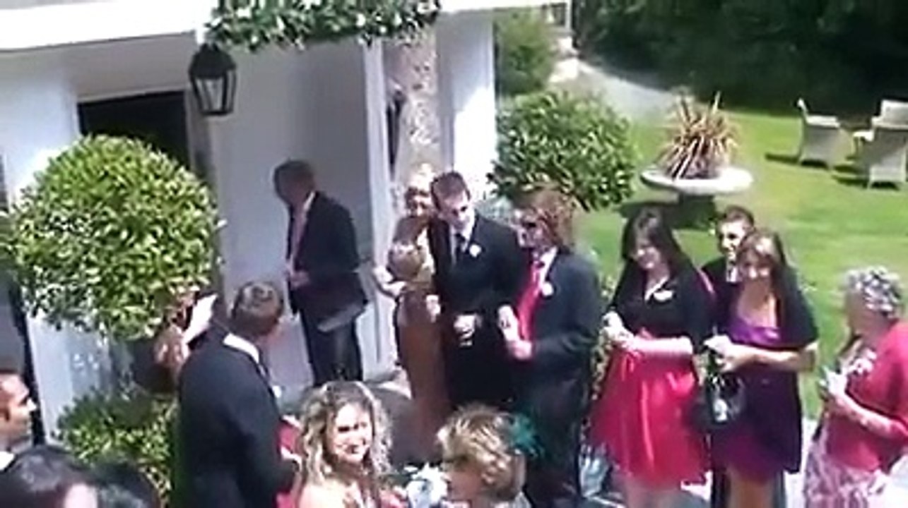Esce la sposa e guardate cosa succede ....