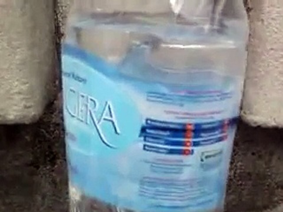 incredibile!!guardate cosa succede a questa bottiglia d' acqua!!