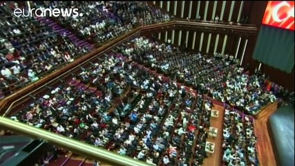 Erdogan lässt Anzeigen wegen Beleidigung fallen und attackiert den Westen