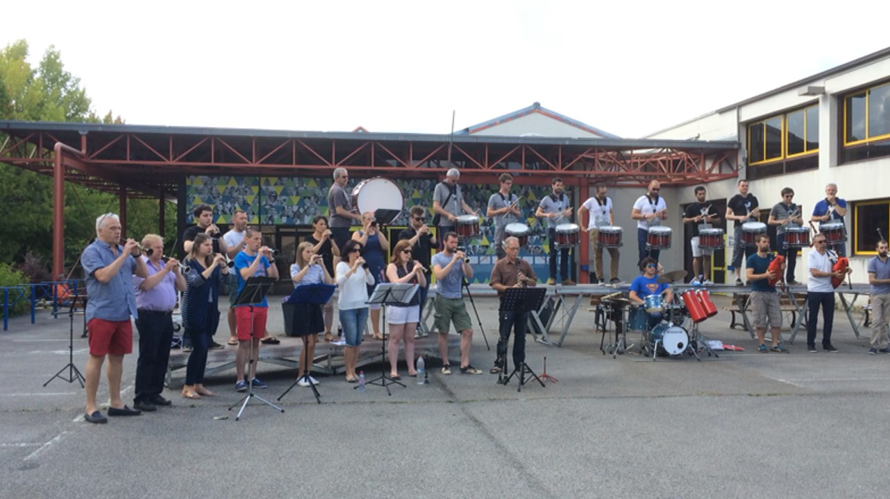 Avant Lorient, le Bagad Bro Kemperle répète