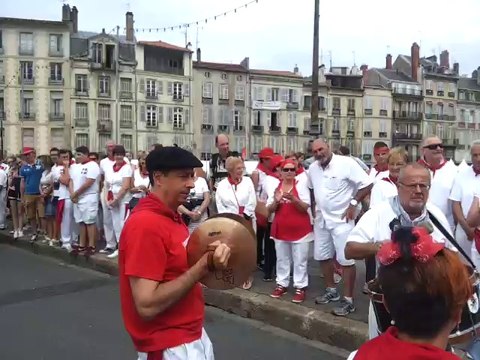 Fêtes de Bayonne 2016 : le défilé des bandas avant la messe