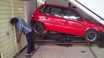 Cet homme malin construit un garage sous son escalier !