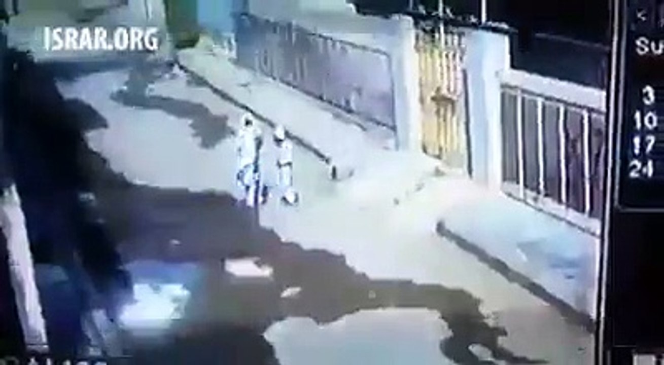 Terrible Video, look how children are kidnapping in front of their mother
