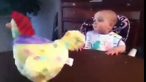 شاهد ردة فعل طفل عندما تضع الدجاجة اللعبة بيضها
