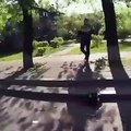 سائق دراجة شجاع يعيد المسروقات لإمرأة تم نشلها في الشارع