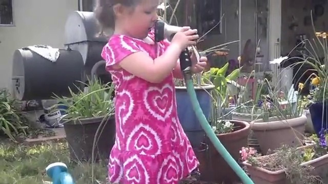 La mauvaise idée de cette fillette qui teste la pression de l'eau