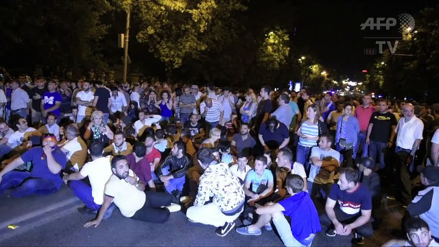 Arménie: des manifestants réclament le départ du président