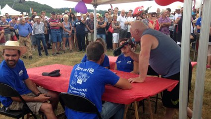 Thierry et Annie de L'Amour est dans le pré à Terrasson