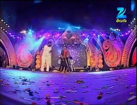 Bithiri sathi dance in Zee Telugu Bonala Jathara Exclusive Teenmar bithiri sathi