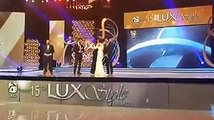 Most awkward scene from Fawad Khan drops & breaks LSA trophy,