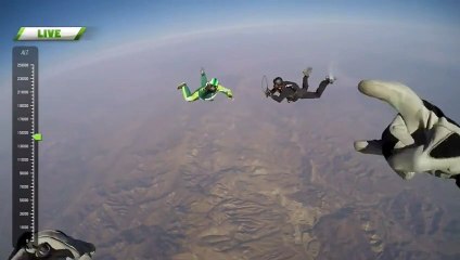 Ce cascadeur saute à 7600 mètres d'altitude... sans parachute !