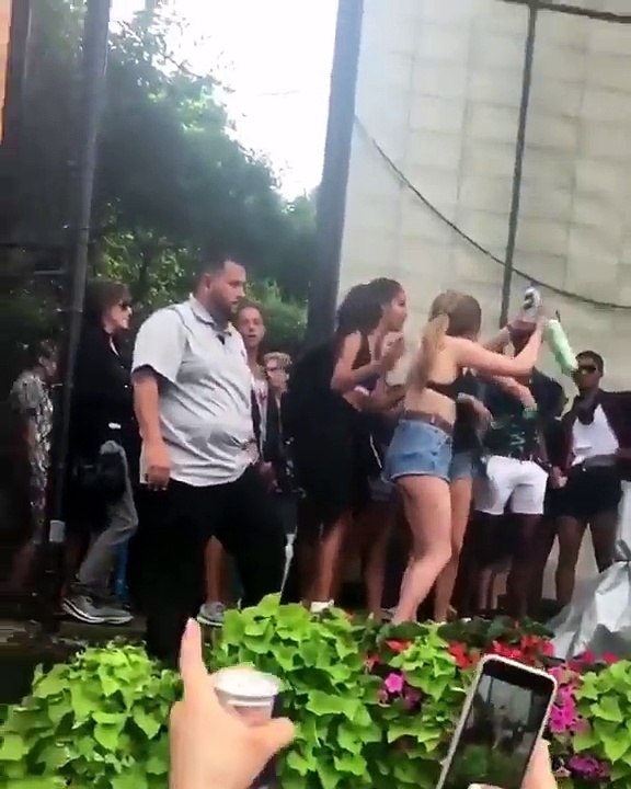 Malia Obama Shows Off Her ASS At Lollapalooza 2016!! - The Breakfast Club