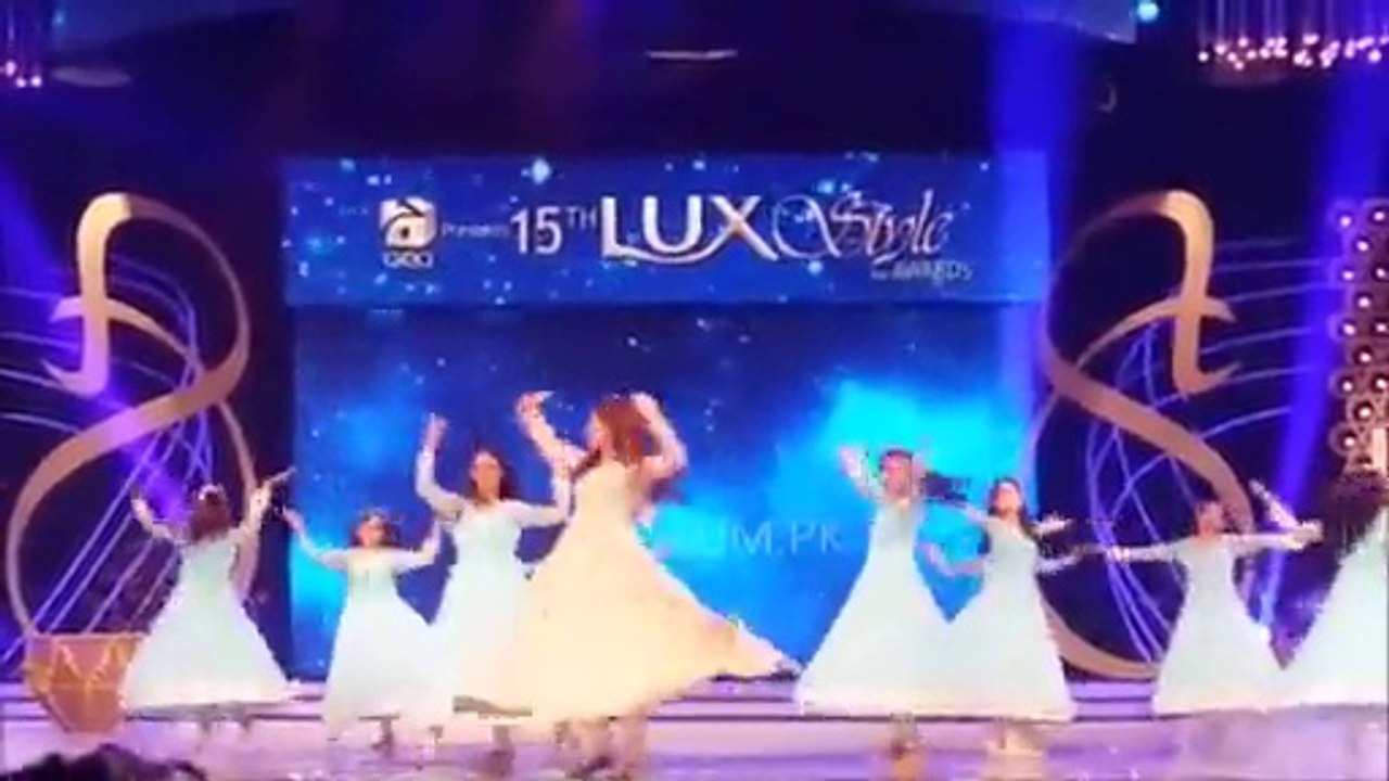 Actress Mahira Khan’s Performs Superb Dance at Lux Style Awards 2016