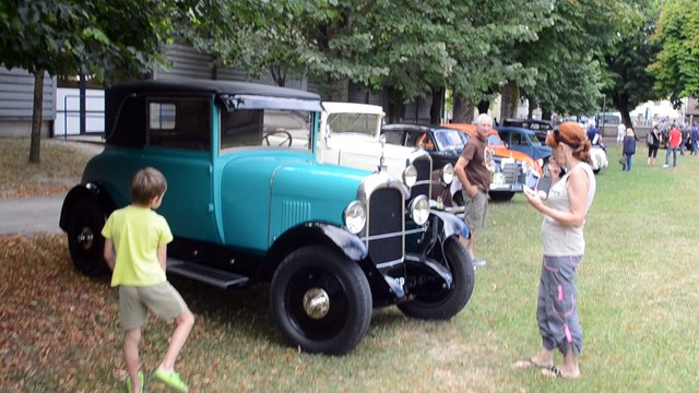 Le rétromobile club cognaçais au parc des Pierrières (dimanche 31 juillet)