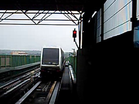 Départ d'une rame VAL208 de la station Jolimont sur la ligne A du métro de Toulouse