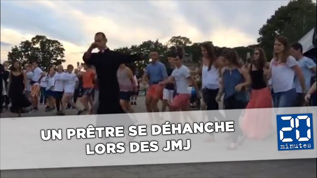 Un prêtre se déhanche lors des JMJ