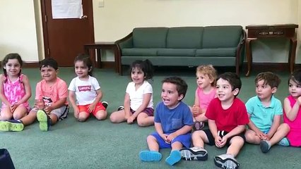 Le petit garçon de cette vidéo a un fou rire très communicatif, énorme !