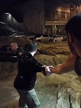 Sauvetage d'une femme piégée par les inondations dans sa voiture