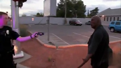 Il se fait taser par la police et reste debout : costaud le mec