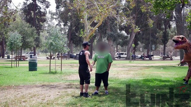 Un T-Rex joue à Saute-Mouton