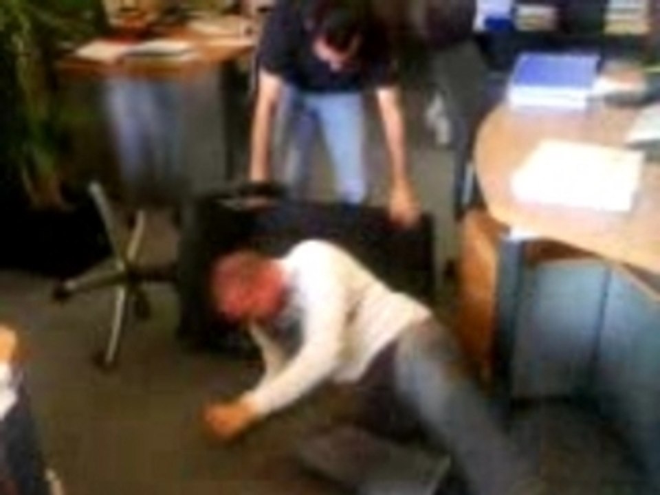 bureau d'etude en pleine etude, loi de l'attraction au sol