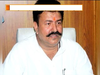 UP MoS (Medical Education) Radheshaym abuses senior district panchayat officer