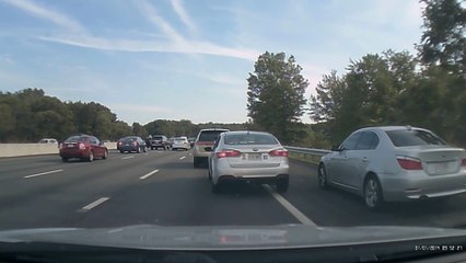 Des voitures qui empêchent un automobiliste de doubler