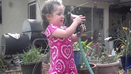Une petite fille se fait surprendre par la pression de l'eau!
