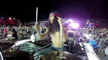 Mil baterías tocando a la vez el ‘Seven Nation Army‘