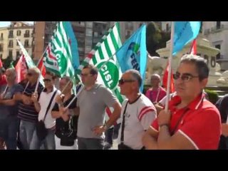 Скачать видео: Napoli - Morti sul lavoro, sit-in dei sindacati davanti Unione Industriali (30.07.16)