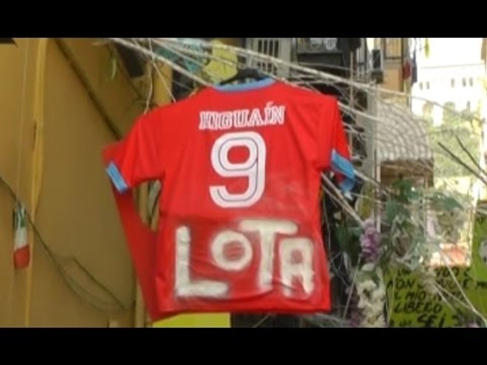 Napoli - Higuain, tifosi e venditori gettano via le maglie del Pipita (28.07.16)