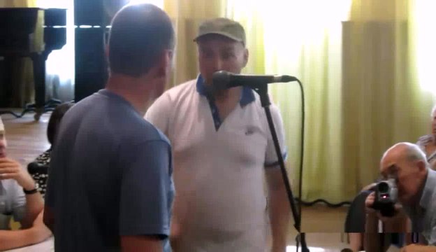 Вот тебе гражданская война : мужчину отправили в нокаут , за антиукраинское высказывание