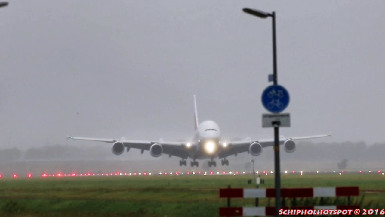 Poussée à l'atterrissage d'un A380 soulevant la pluie sur la piste