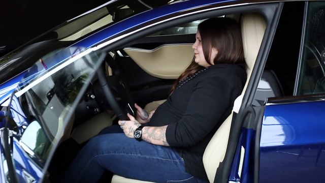 Ils offrent une Tesla à leur patron qui les paye 70000$ par an pour le remercier !