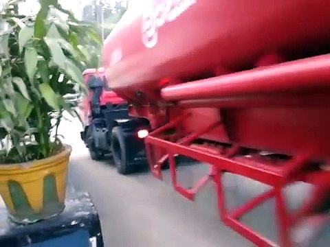 Demi-tour insensé d'un semi-remorque citerne d'essence par ce chauffeur